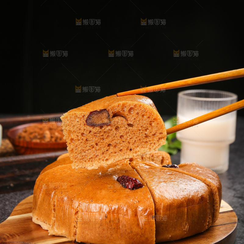 深底上的红糖红枣发糕