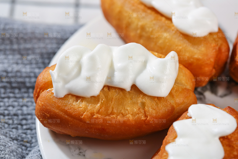 浅底上的奶油油条