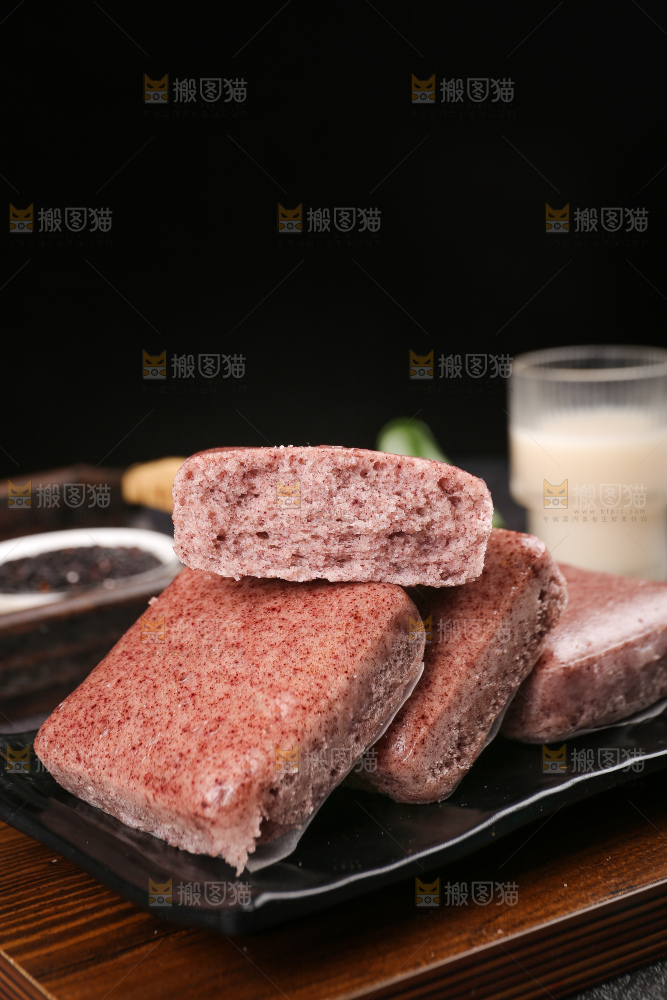 深底上的黑米发糕