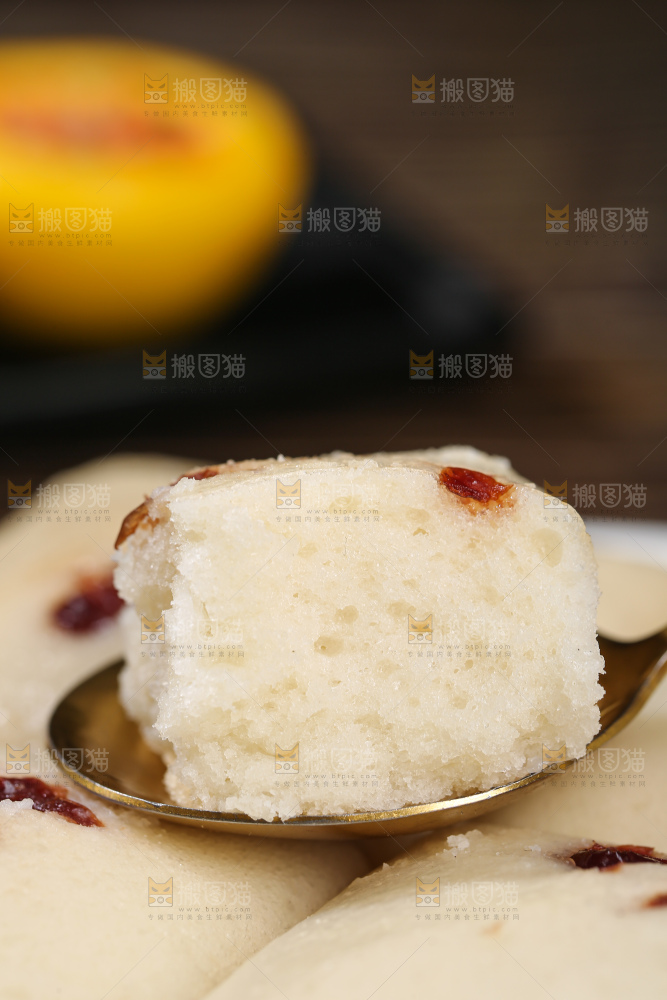 深底上的白糖发糕