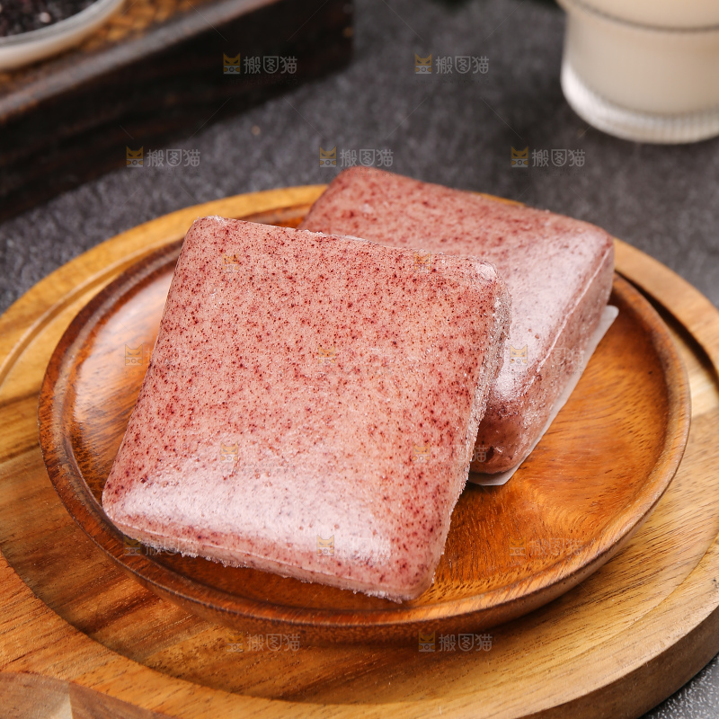深底上的黑米发糕
