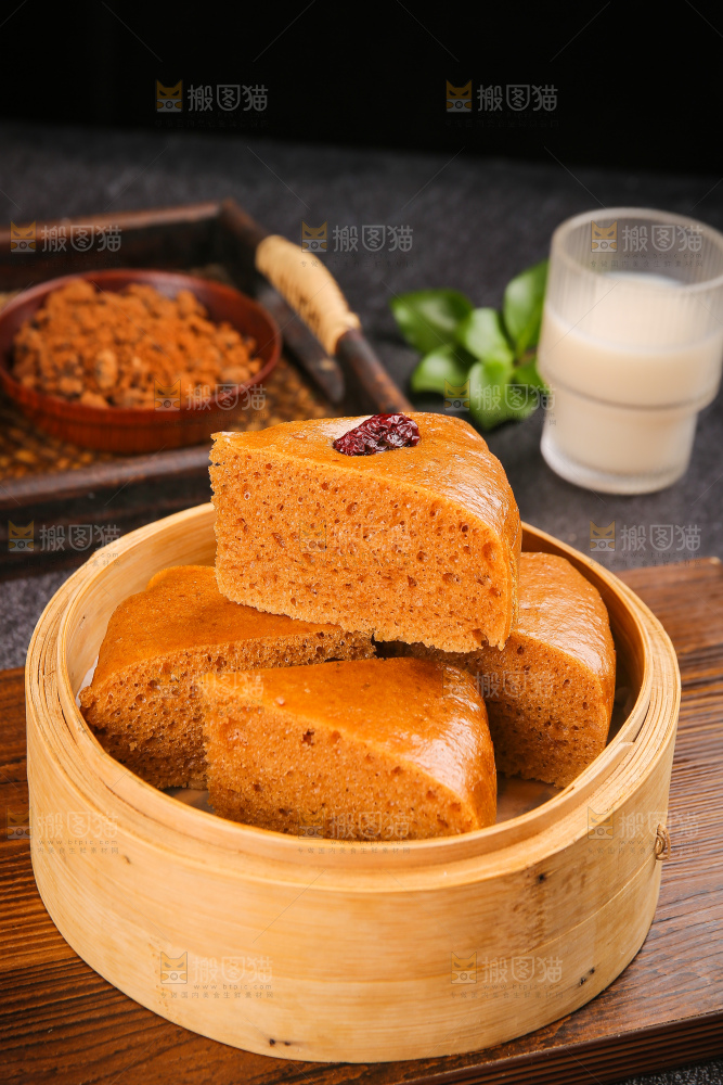 深底上的红糖红枣发糕