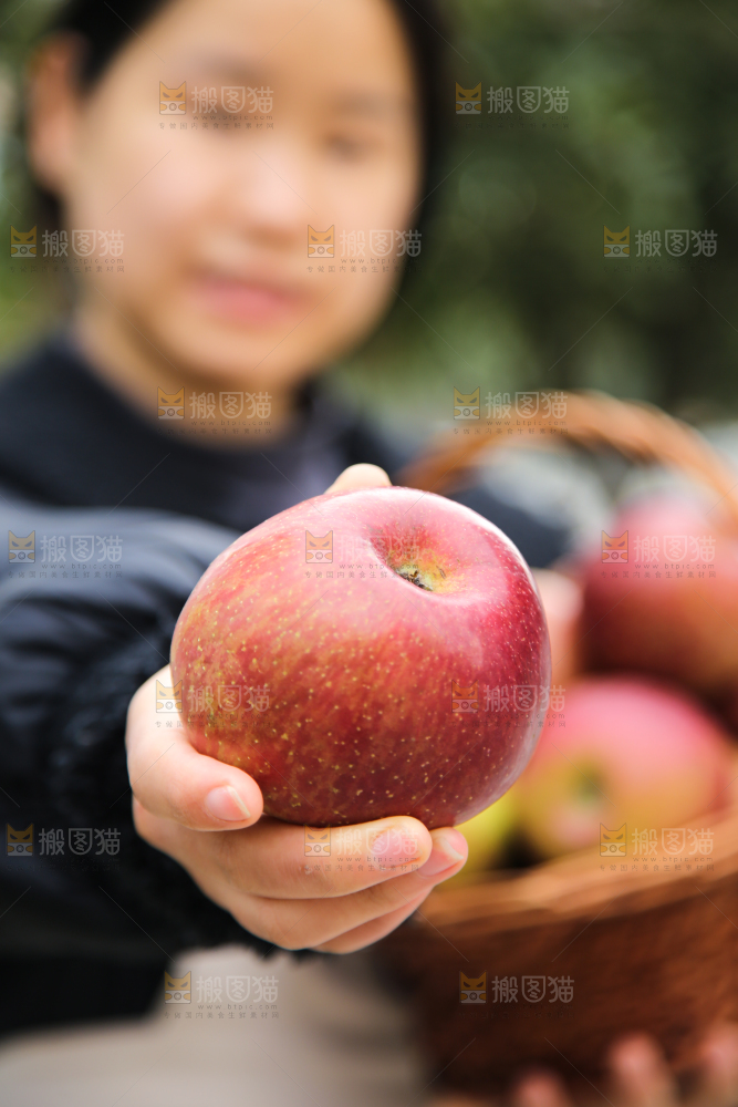 手里拿着丑苹果