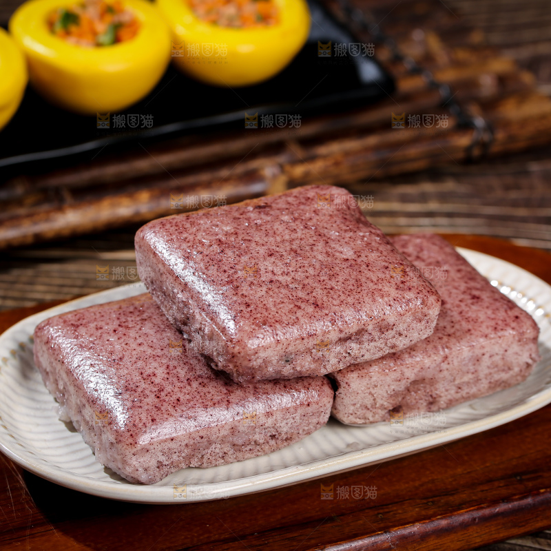 深底上的黑米发糕