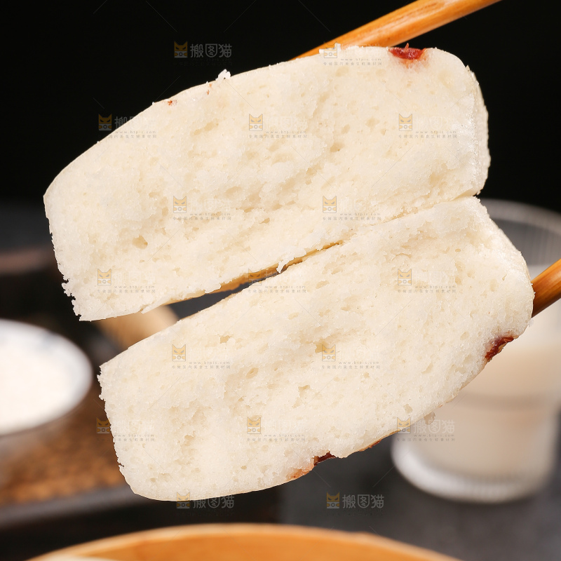 深底上的白糖发糕