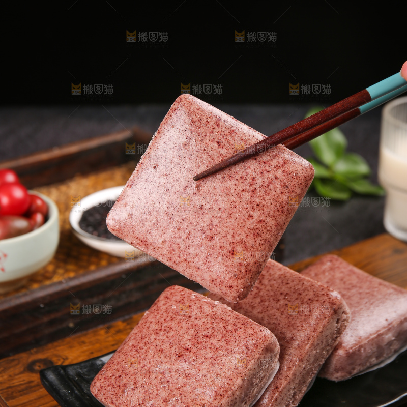 深底上的黑米发糕