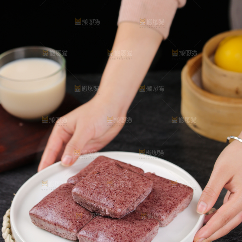 深底上的黑米发糕