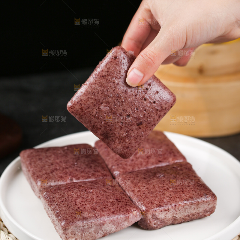 深底上的黑米发糕
