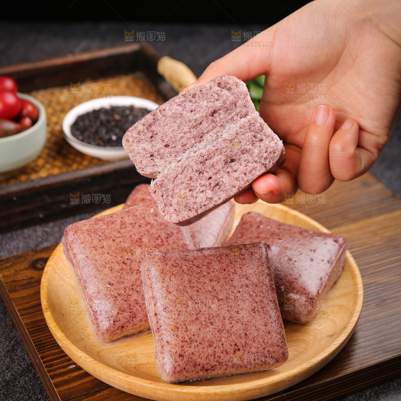 深底上的黑米发糕