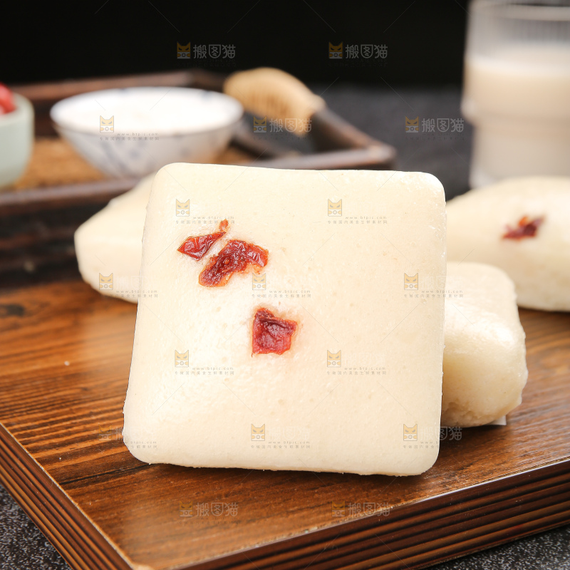 深底上的白糖发糕