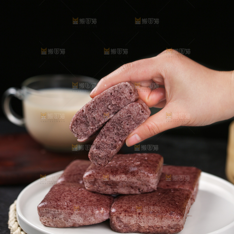 深底上的黑米发糕