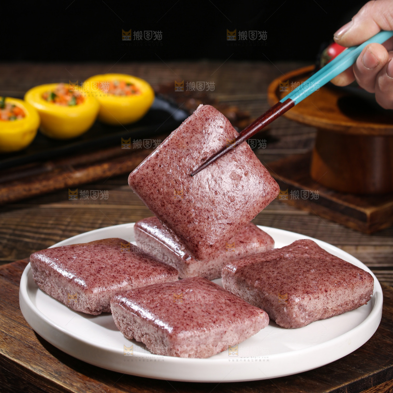 深底上的黑米发糕