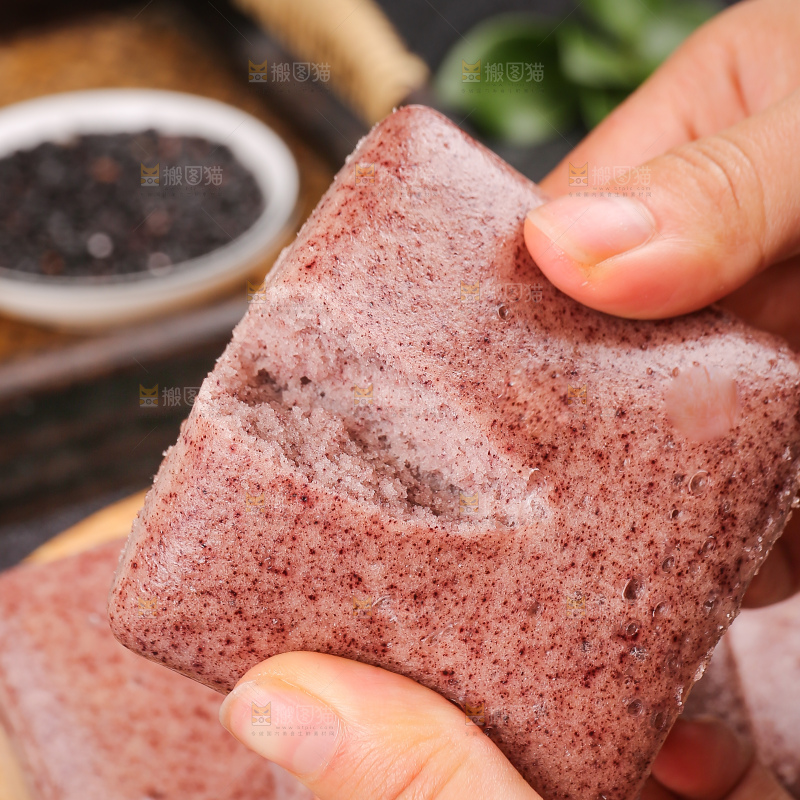 深底上的黑米发糕