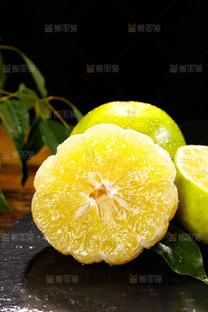 深底上的青皮葡萄柚
