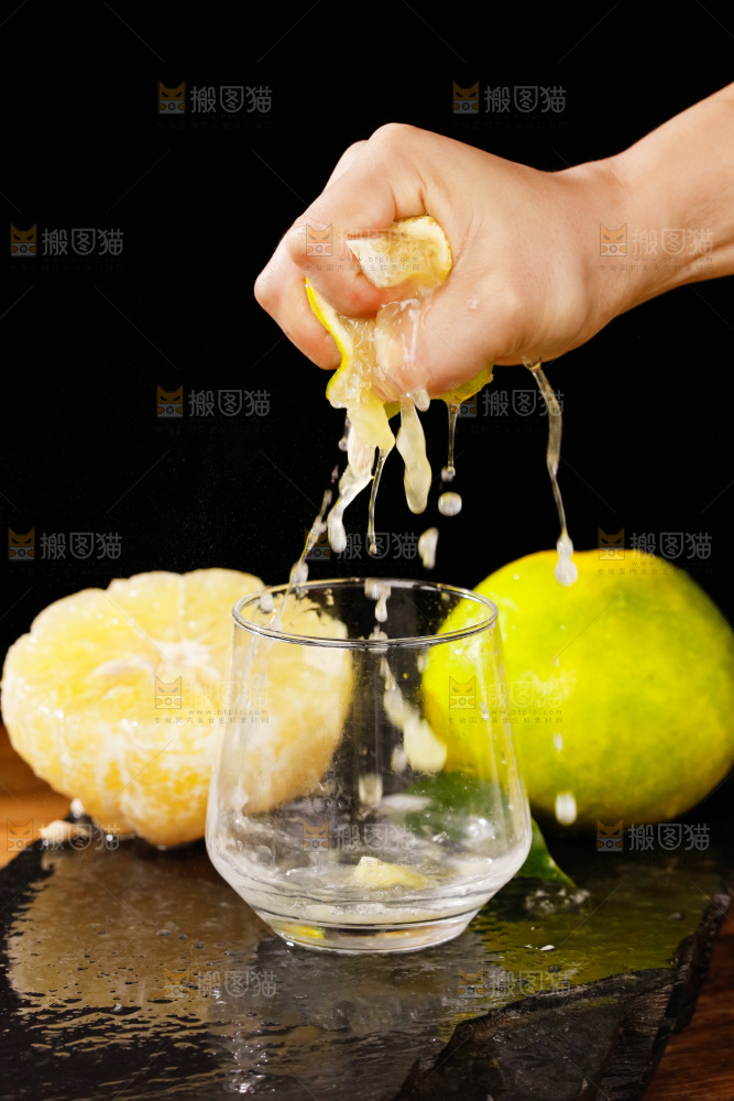深底上的青皮葡萄柚