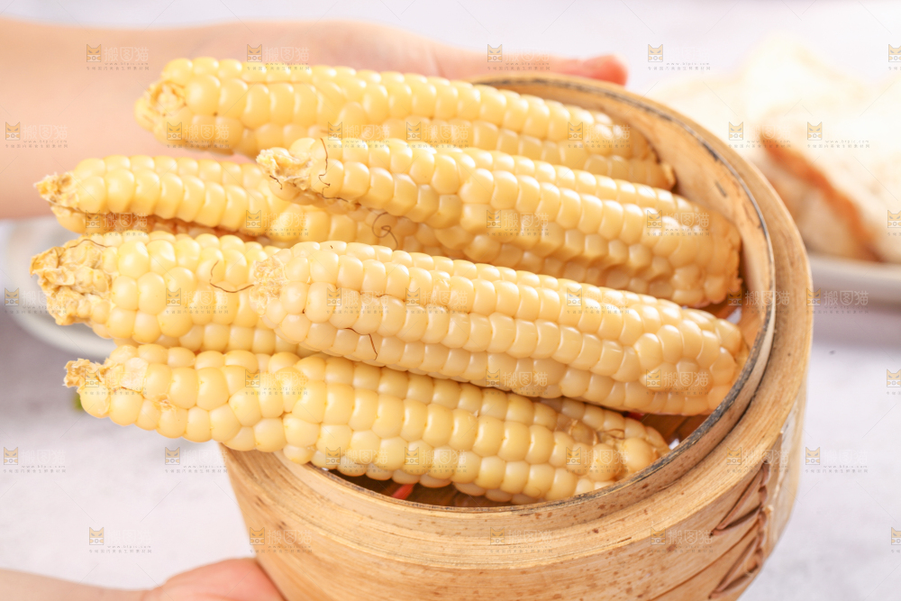 浅底上的手指糯玉米