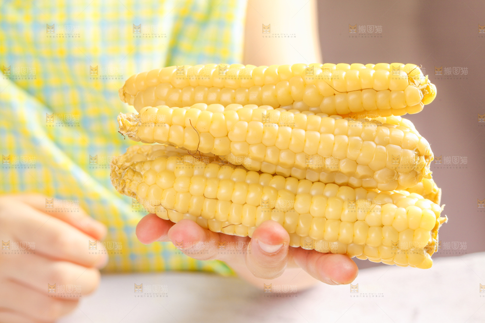 浅底上的手指糯玉米