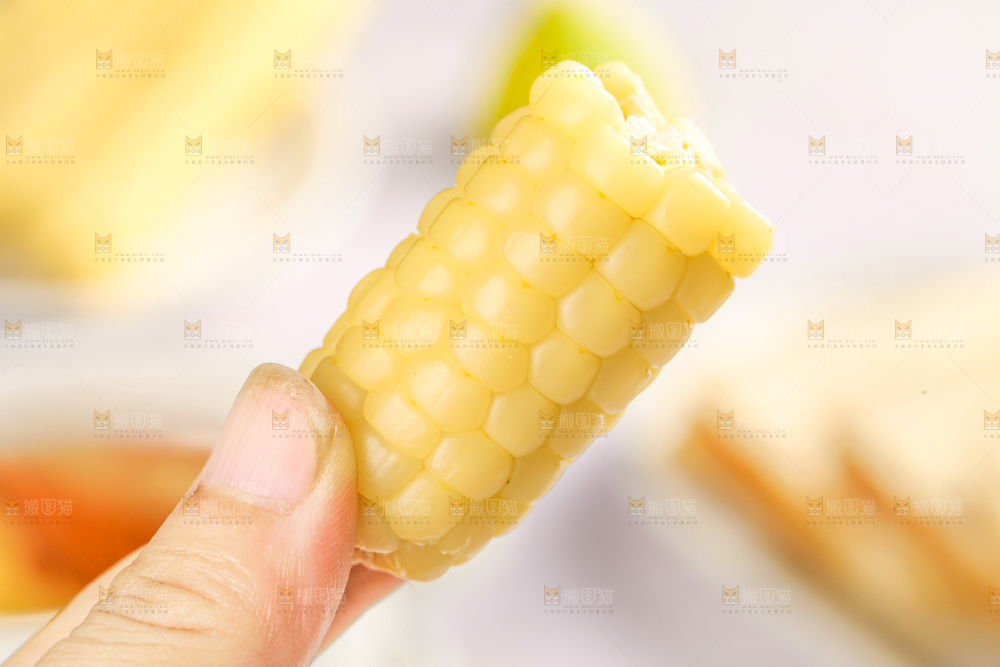 浅底上的手指糯玉米