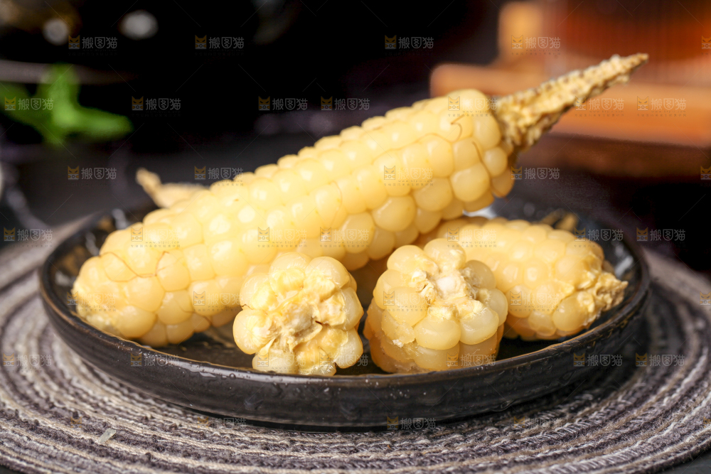深底上的拇指小玉米