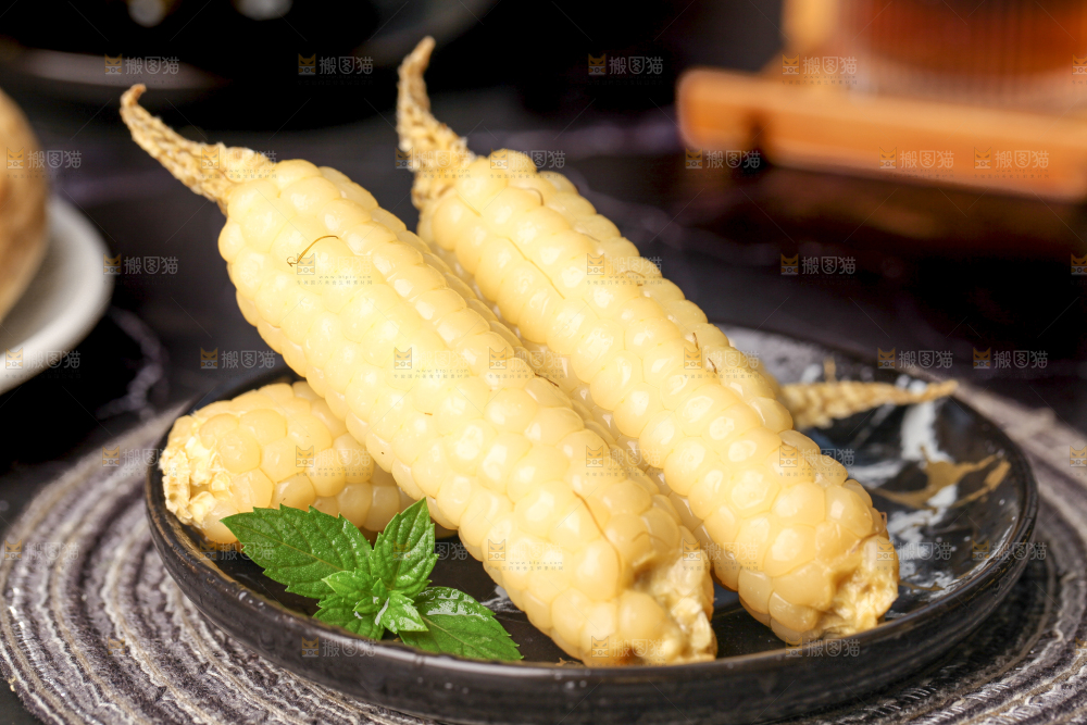 深底上的拇指小玉米