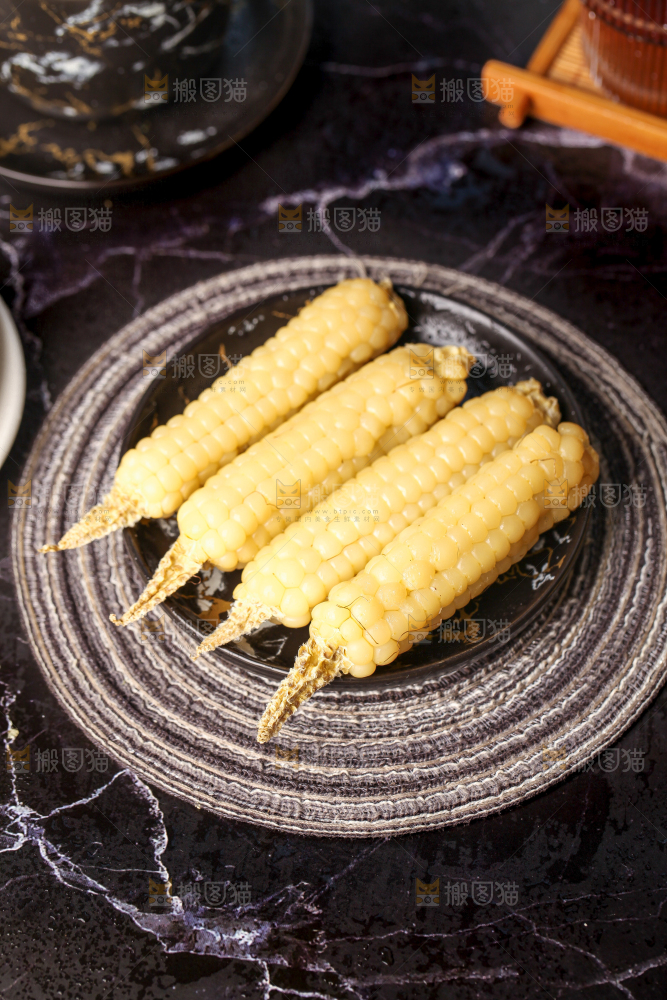 深底上的拇指小玉米