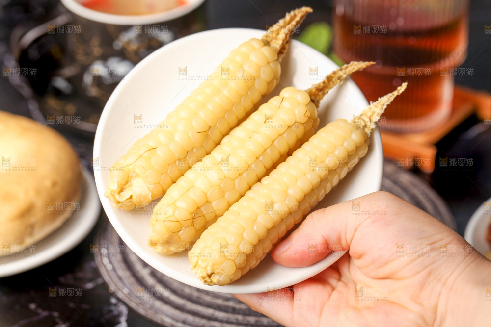 深底上的拇指小玉米