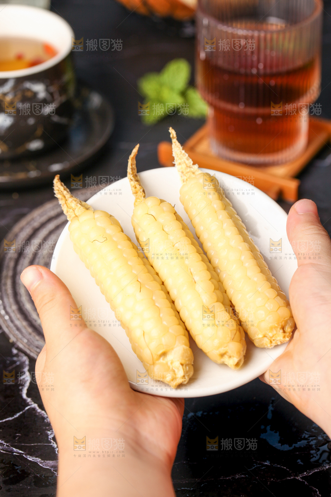 深底上的拇指小玉米