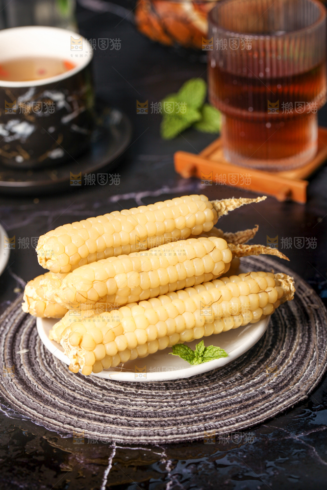 深底上的拇指小玉米
