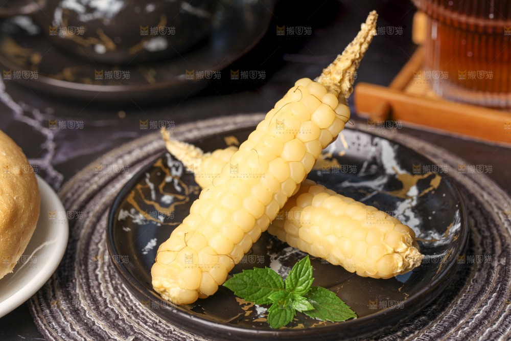 深底上的拇指小玉米