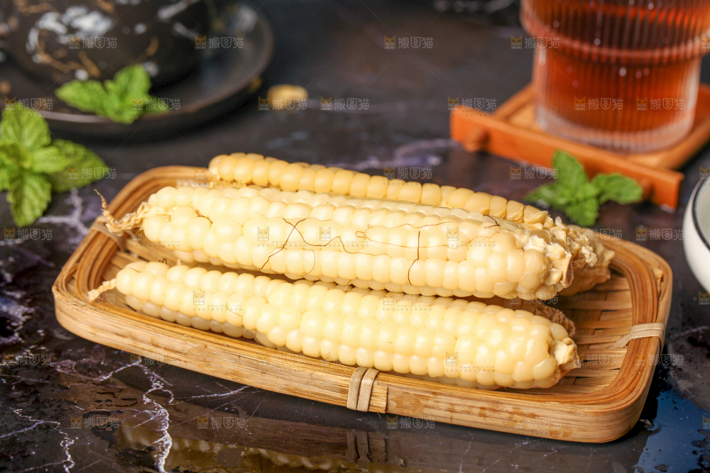 深底上的拇指小玉米