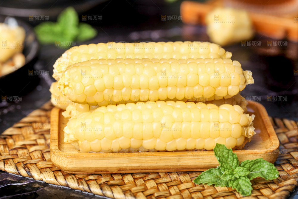 深底上的拇指小玉米