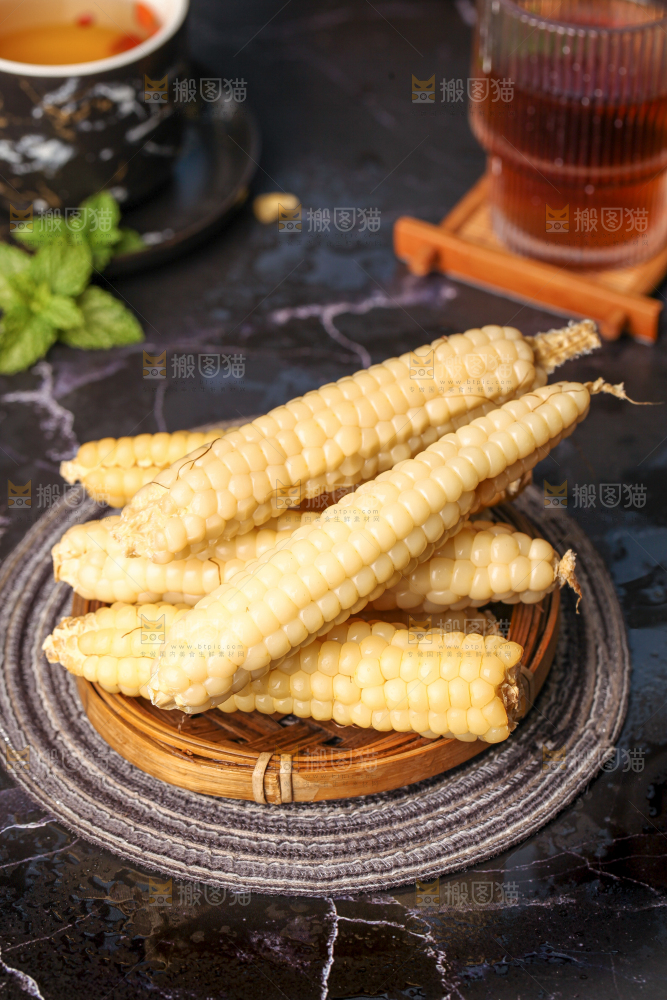深底上的拇指小玉米