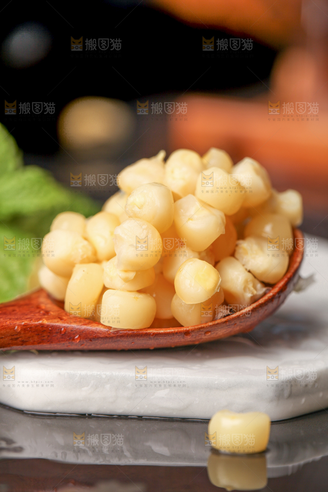 深底上的拇指小玉米