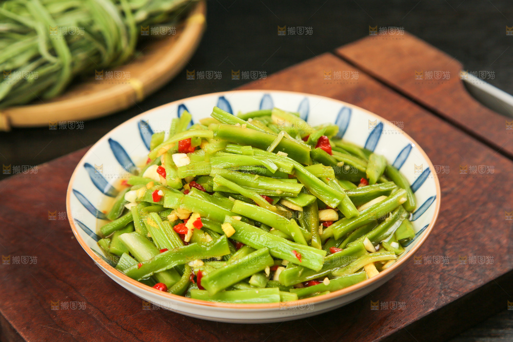 盘子里的凉拌贡菜