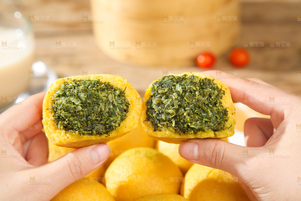 深底上的荠菜团子