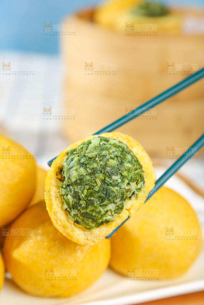 浅底上的荠菜团子