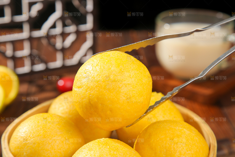 深底上的荠菜团子