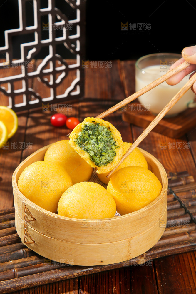 深底上的荠菜团子