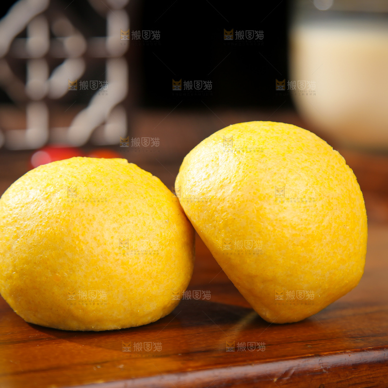 深底上的荠菜团子