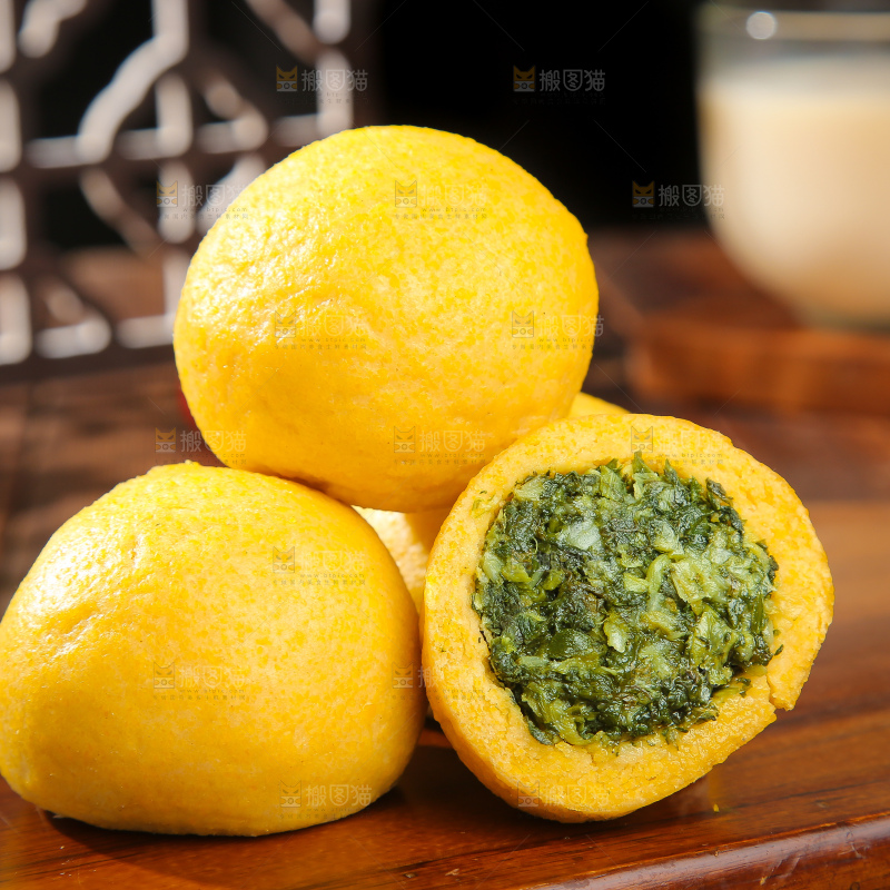 深底上的荠菜团子