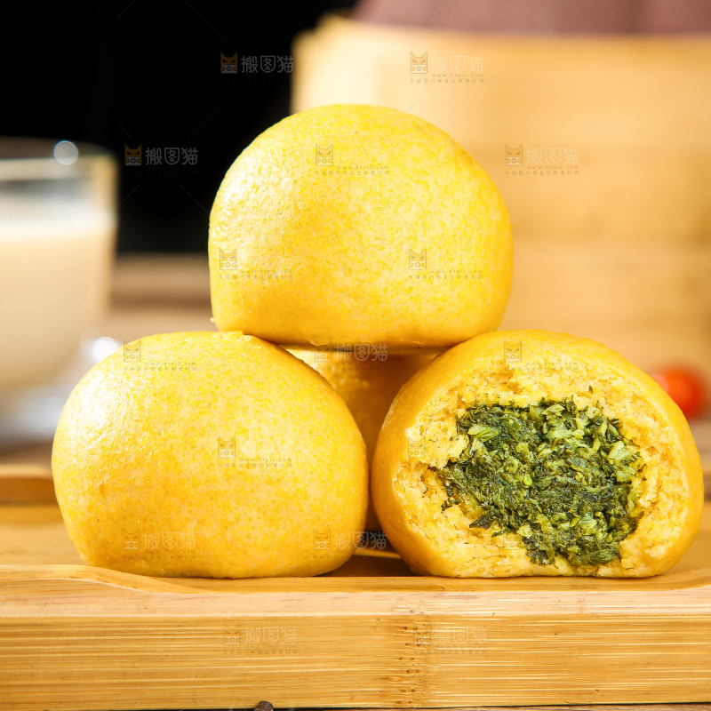 深底上的荠菜团子
