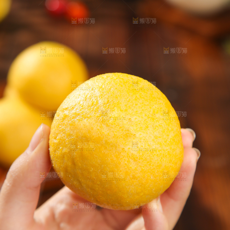 深底上的荠菜团子