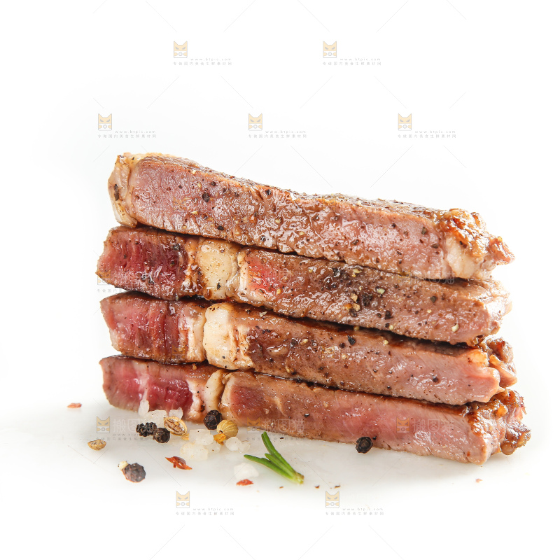 白底上的新鲜牛排