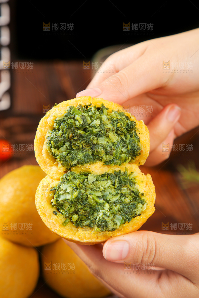 深底上的荠菜团子