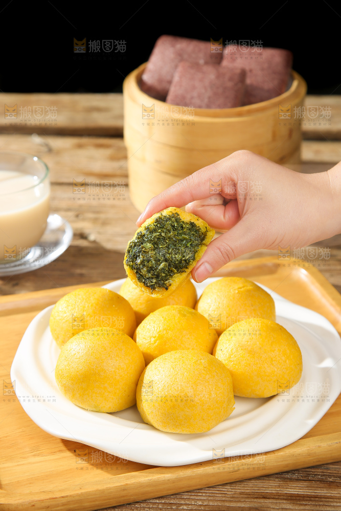 深底上的荠菜团子