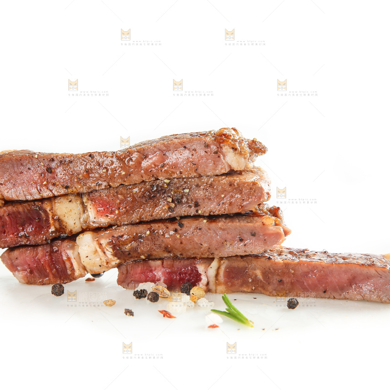 白底上的新鲜牛排