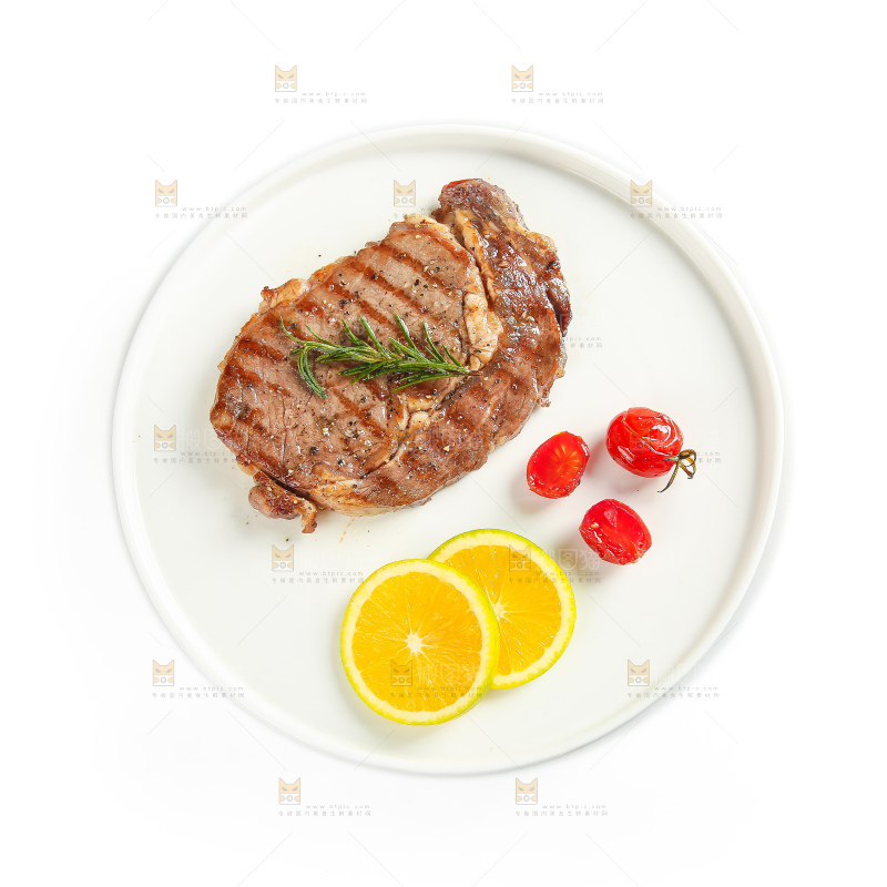 白底上的新鲜牛排