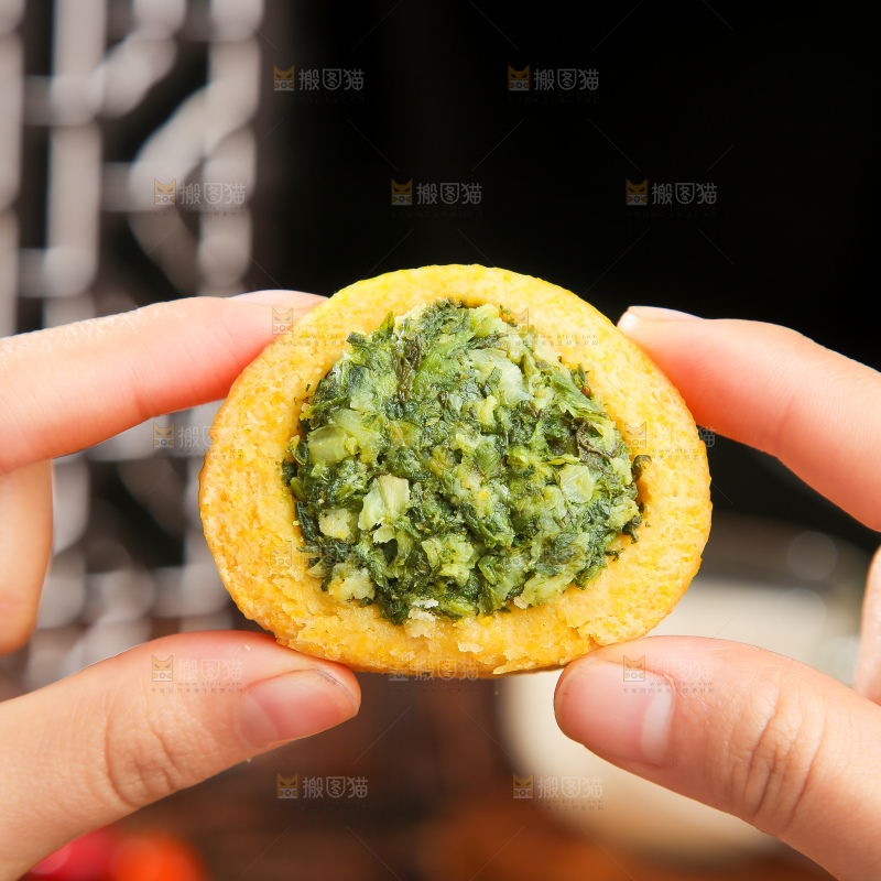 深底上的荠菜团子
