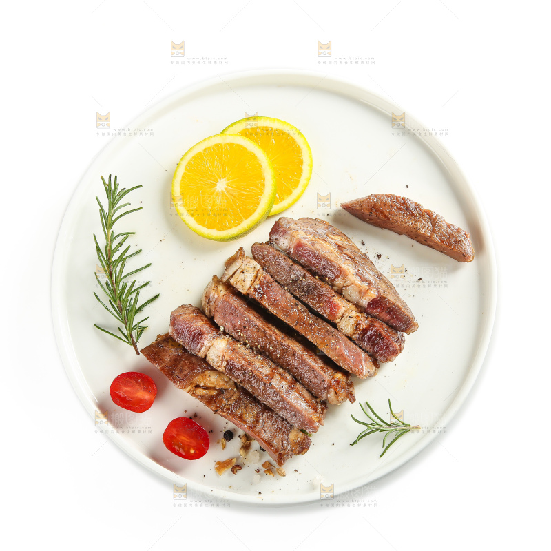 白底上的新鲜牛排