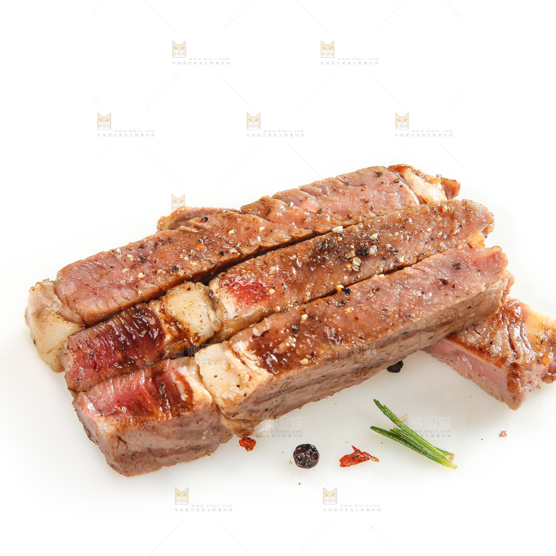 白底上的新鲜牛排